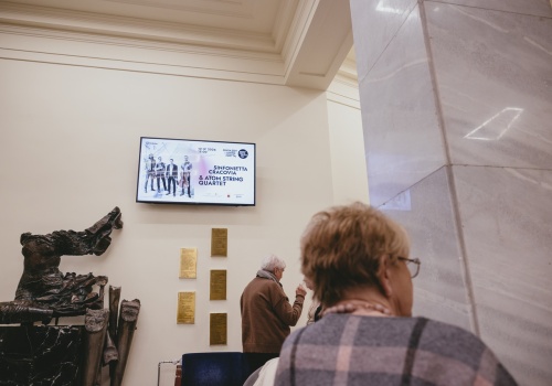 Nowe monitory w Filharmonii Krakowskiej. Zmiany w sposobie informowania widzów (Galeria)
