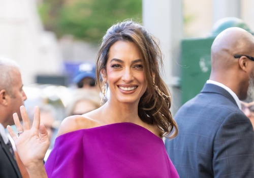 Sukienka w tym kolorze plus złote obcasy to elegancki i sprawdzony duet na wesele. Amal Clooney jest tego dowodem