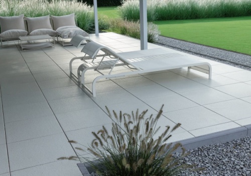 Ile trzeba wydać na taras w 2026 r.? Płyty betonowe, drewno czy kompozyt