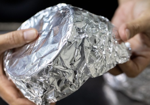 Zawijasz jedzenie w folię spożywczą? Na 90 proc. robisz to źle