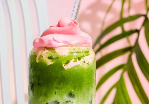 Pyszne.pl o megatrendzie z TikToka. Zamówienia matcha podwoiły się w ciągu roku!