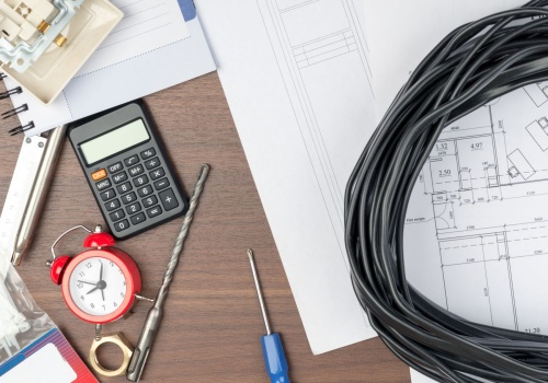 Elektryk czy elektronik? Porównujemy zarobki i ścieżki kariery w nowoczesnym przemyśl