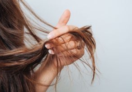 Włosy też się starzeją. Sprawdź, jak zatrzymać ten proces