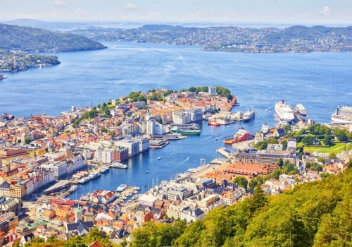 Trzy ciekawe miasta na lato. Loty z Polski już wystartowały