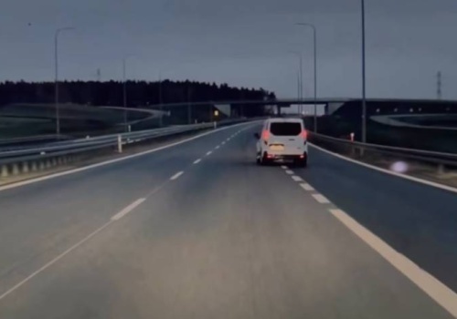 Kierowca sportowy wyzywa innych od „ameb”. A co sam pokazał na filmie?