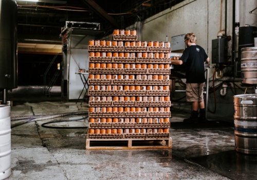 Jak zabezpieczyć towar na palecie — folia stretch, taśmy spinające i narożniki