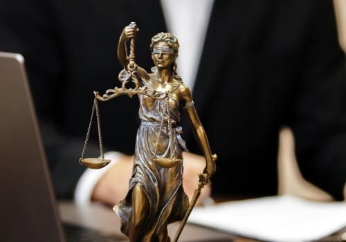 Porady prawne online i fałszywi eksperci. Radcy prawni ostrzegają internautów