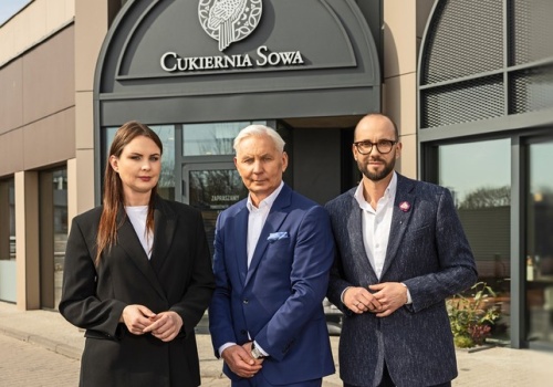 Do pierwszego punktu założyciel woził ciastka przyczepką. Dziś Cukiernia Sowa ma 170 lokali i przygotowuje się do sukcesji