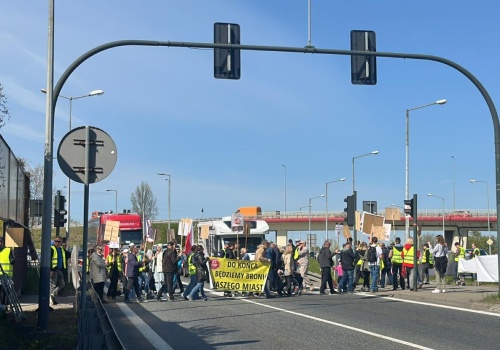Mieszkańcy rozpoczęli protest przeciw S7. Kierowcy utknęli w korkach