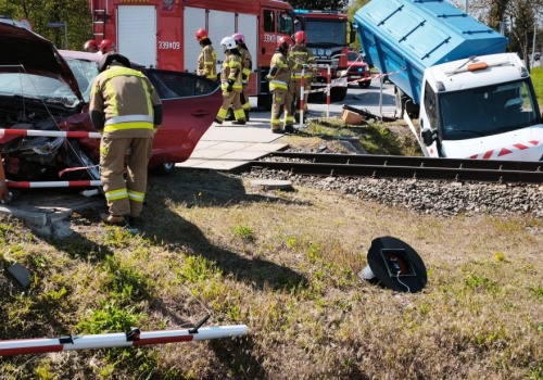 Wjechała wprost przed Iveco. Trwa akcja ratunkowa, szlak kolejowy zablokowany