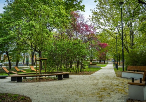 Warszawa ma nowe miejsce do odpoczynku. Ten skwer na Powiślu zachwyca metamorfozą