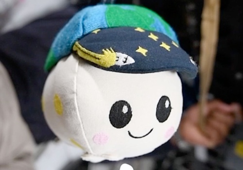 NASA sprzedaje oficjalną maskotkę z misji Artemis II. Kosmiczny pluszak trafia do sklepów