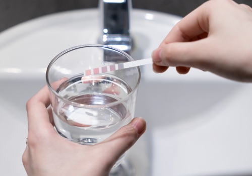 Widowiskowe fontanny w Laskach. Woda jest niebezpieczna dla zdrowia