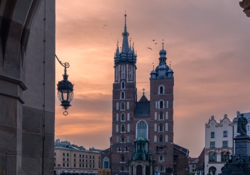 Widziałeś to setki razy. Ale czy wiesz, dlaczego te wieże są nierówne?