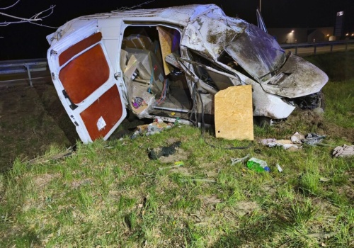 Busem uderzył w barierki i dachował na S8