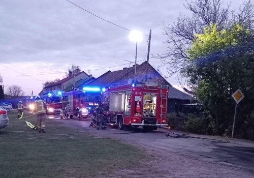 Ogień strawił dach domu. Ponad 20 strażaków w nocnej akcji