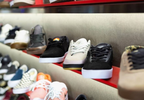 Białe sneakersy są już obciachem? W 2026 ten trend podbija ulice!