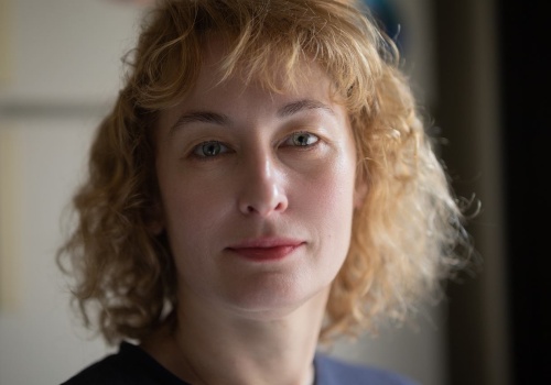 Psycholog ujawnia. 3 nawyki, które odbierają pewność siebie. Każdy robi to po cichu