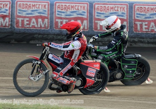 Żużel. Pechowy upadek zawodnika ROW-u. Jest podejrzenie urazu