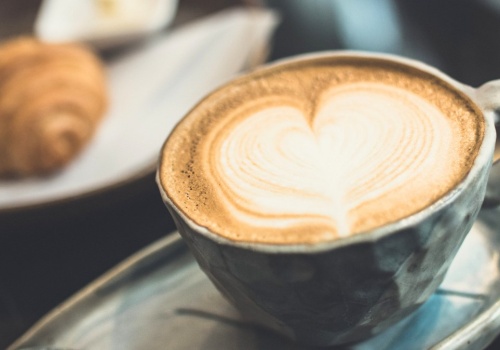 Co zamiast mleka do kawy? Viralowe trendy w 2026 roku naprawdę zaskakują