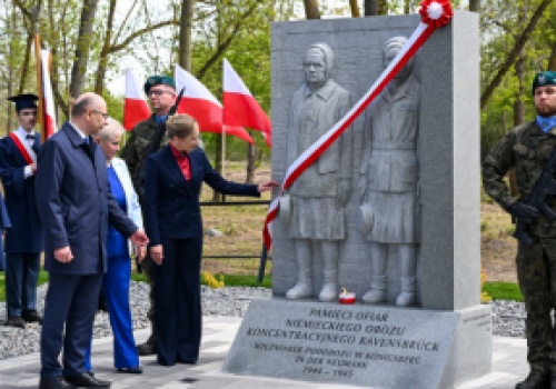 Tablicę pamięci ofiar KL Ravensbrück w Chojnie odsłoniła pierwsza dama Marta Nawrocka
