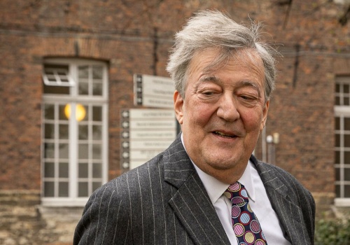 Stephen Fry żąda ogromnego odszkodowania. Wszystko przez upadek ze sceny