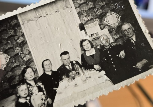 Znalazł na chodniku w Gdyni tajemnicze zdjęcie. Jedyny trop to mundur