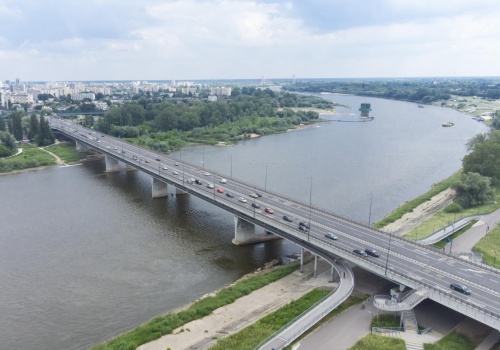 Tragedia na Moście Łazienkowskim. Nieoficjalne doniesienia mówią, że mężczyzna z niego skoczył