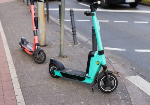 Koniec jazdy „jak popadnie”. Nowe zasady dla hulajnóg zmieniają wszystko