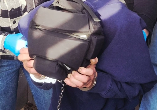 Będzie dobrze - to powiedział nożownik wychodząc z prokuratury. Usłyszał zarzut usiłowania zabójstwa wójt Starej Kornicy (galeria zdjęć i wideo)