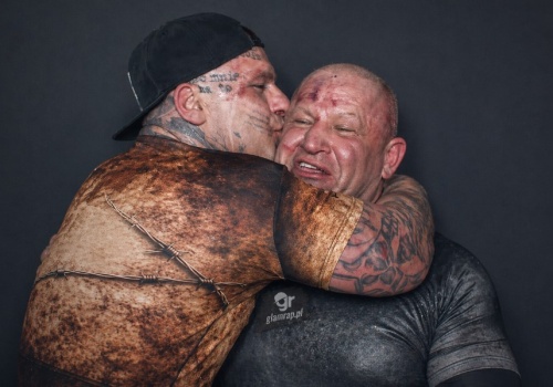 Popek kaja się przed Jackiem Murańskim i go całuje: „Przepraszam całą twoją rodzinę”