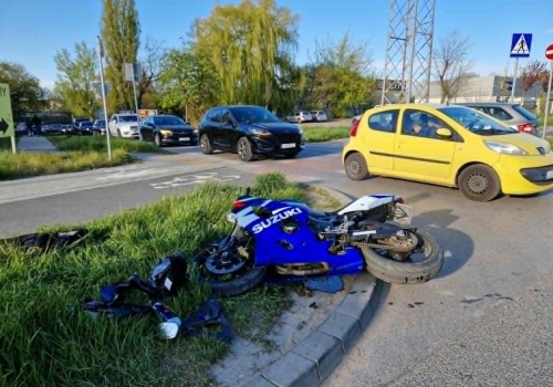 Wyjeżdżała z bocznej uliczki. Nie zauważyła nadjeżdżającego motocyklisty
