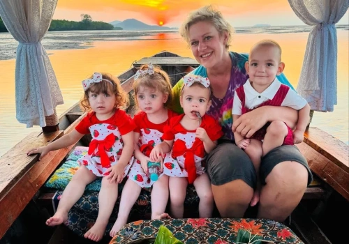 „Wstyd mi, że jestem z Polski”. Mama pięcioraczków z Horyńca walczy z hejterkami