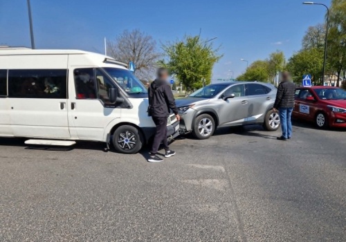 Doprowadziła do zderzenia trzech pojazdów. Miała pretensje do poszkodowanego, że w nią wjechał