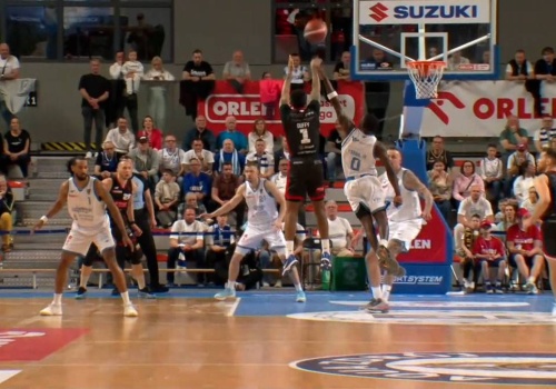 Siedem trójek Duffy'ego, double-double Tomczaka. Energa Czarni górą w Wałbrzychu