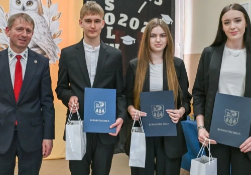 Maturzyści z Brus kończą szkołę. Maja Maciejewska, Weronika Synak i Dorian Meller z wyróżnieniami