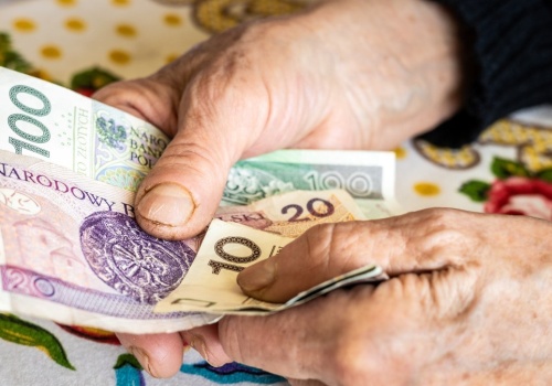 373,67 zł dodatku do emerytury co miesiąc. Emeryci dostaną pieniądze z KRUS