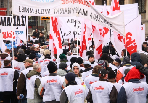 Rynek pracy w przebudowie. Związkowcy wychodzą na ulice, pracodawcy uspokajają