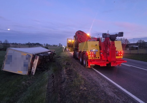 Ciężarówka w rowie na DK11