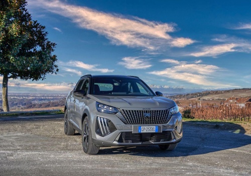 Używany, hybrydowy Peugeot 2008 II z niewielkim przebiegiem. Czy zakup miejskiego SUV-a z rynku wtórnego się opłaca?