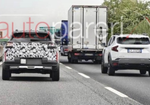 Nowy Fiat Grizzly sfotografowany na autostradzie. Wydaje się ogromny!