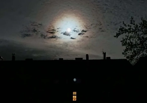 Księżycowe halo nad Mysłowicami. Niezwykłe zjawisko na niebie