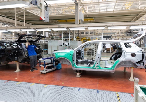 Zamykają linie produkcyjne i redukują etaty. Motoryzacja przechodzi rewolucję