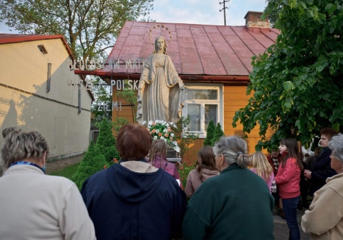 Ku czci Matki Bożej i Krzyża Świętego: maj w różnych częściach świata 