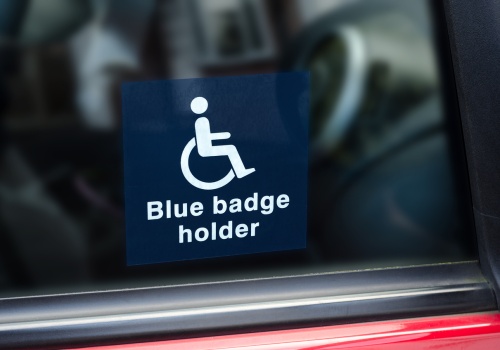 Blue Badge nie chroni przed mandatem. Sprawdź, gdzie nie wolno parkować w UK