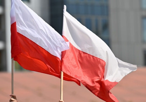 Wywieszasz flagę? Obowiązuje zasada 5:8. Wielu Polaków popełnia błąd