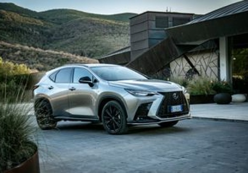Hybrydowy SUV w wyprzedażowej cenie. Lexus dobrze zaczyna sezon