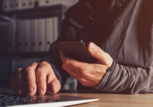 Nowe próby wyłudzeń: fałszywe SMS-y o paczce i telefony z „banku”. Jak się chronić?