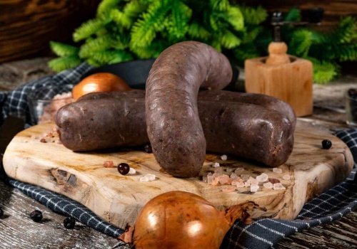 Zaskakujące połączenie smaków na majówkę. Kaszanka z grilla w jabłkach i cebuli