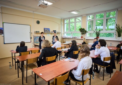 Biała koszula i czarne spodnie są już passe? 